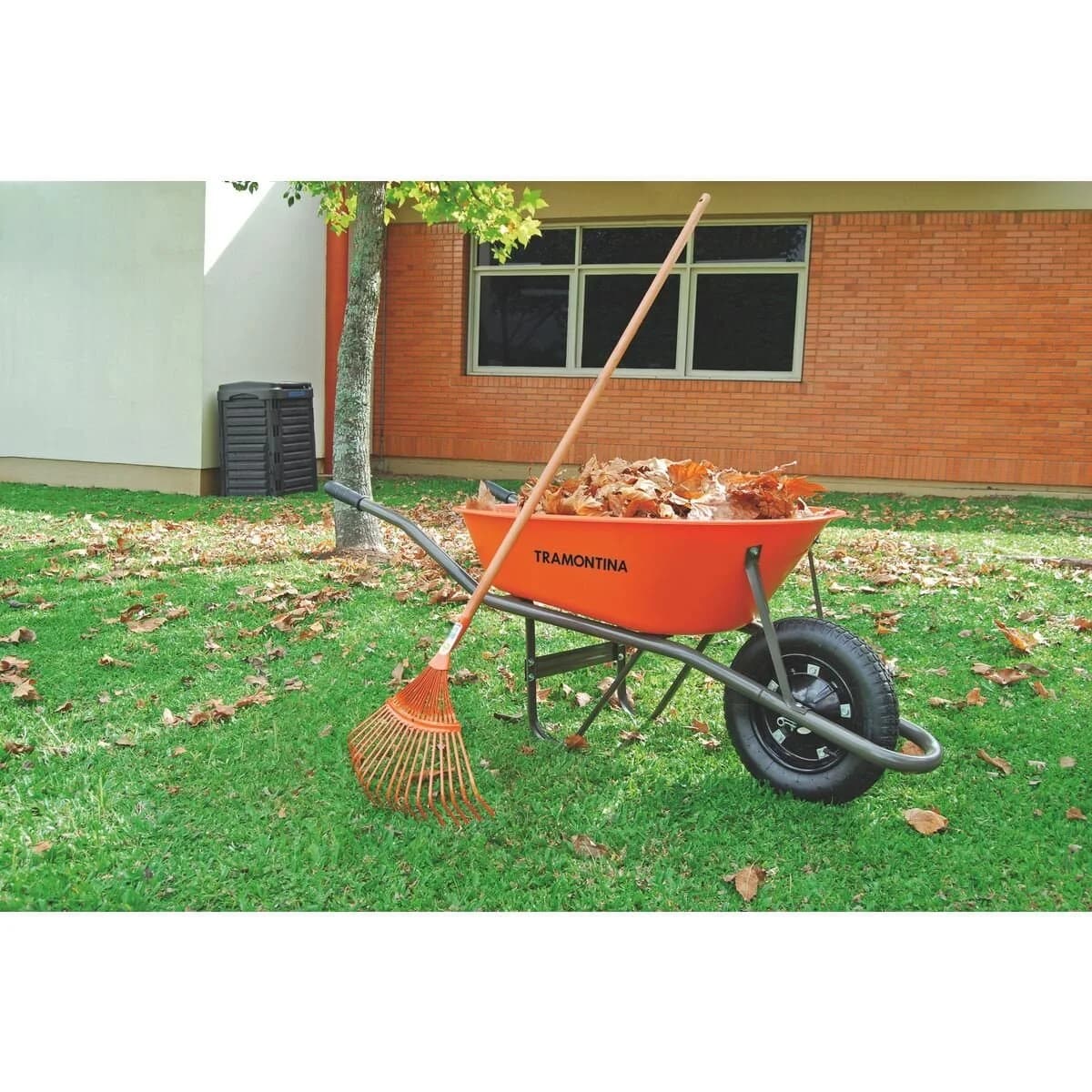 Escobilla metálica para jardín Tramontina 22 dientes con mango de madera 120 cm — imagen 3 de 3