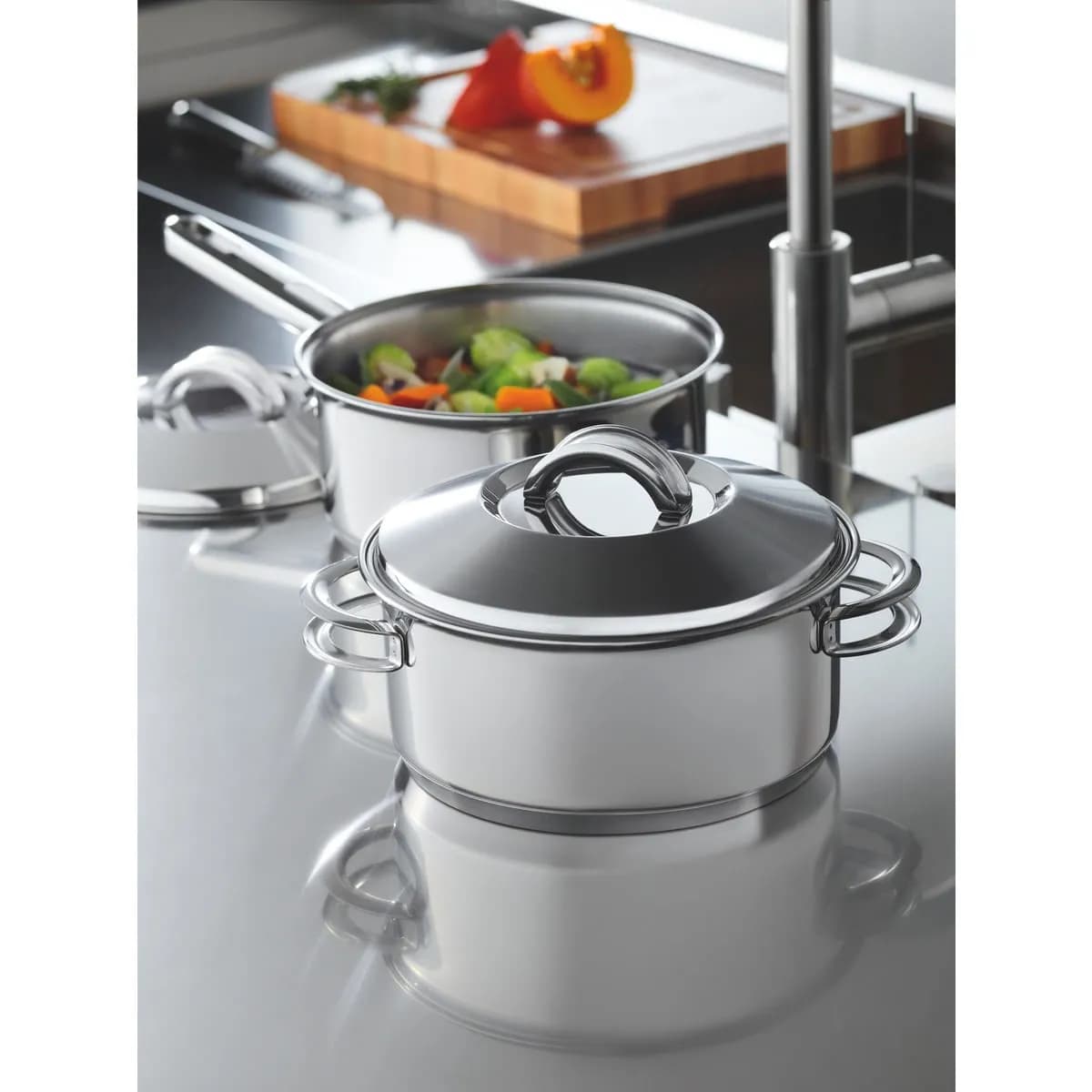 Cacerola baja con tapa Tramontina Solar de acero inoxidable triple fondo para inducción 28 cm 7.1 L — imagen 3 de 4