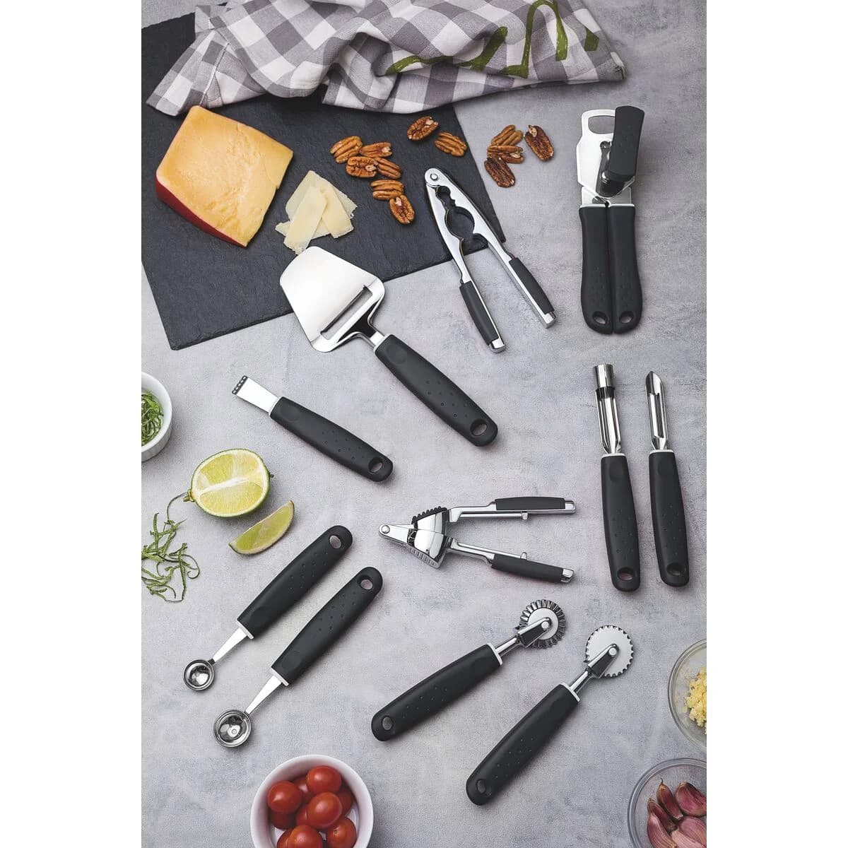 Rueda cortapastas Tramontina Utilità de zamak cromado y nylon color negro — imagen 4 de 4