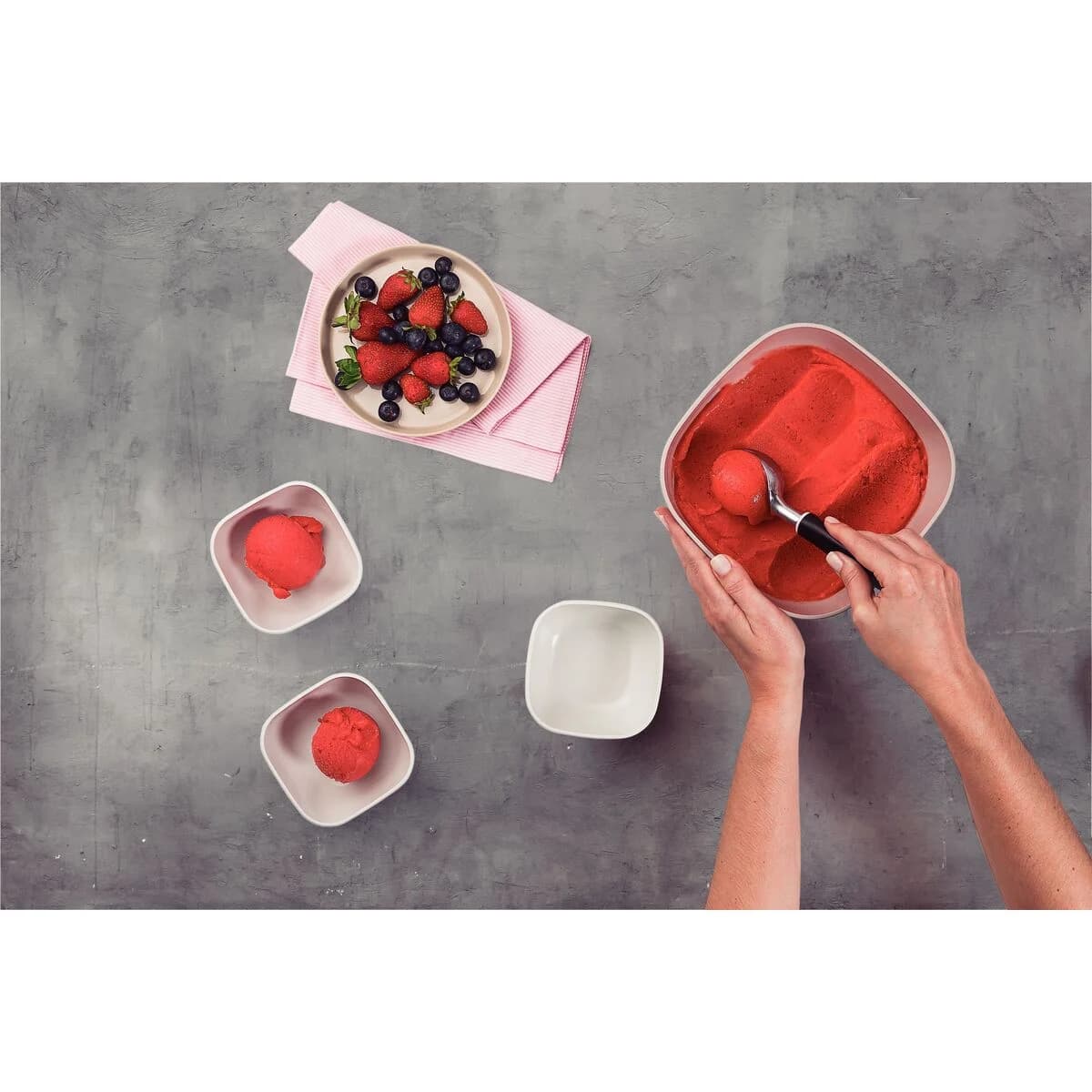 Cuchara para helado Tramontina Utilità de zamak cromado 21.1 cm con mango negro — imagen 3 de 3