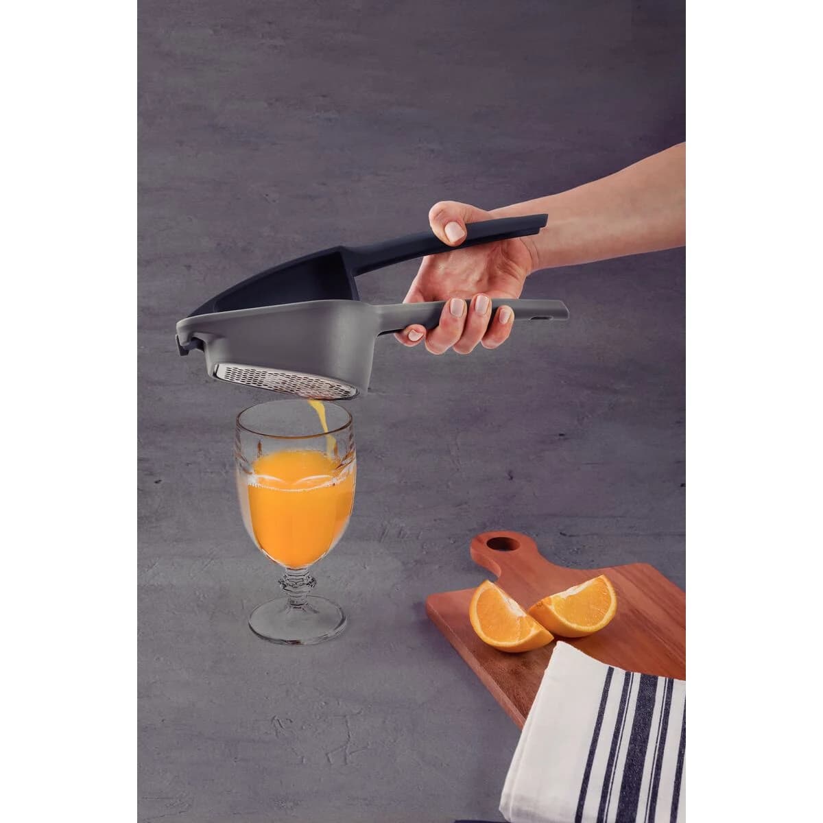 Pisapuré multiuso de nylon y acero inoxidable Tramontina Verano 30 cm ónix — imagen 4 de 5