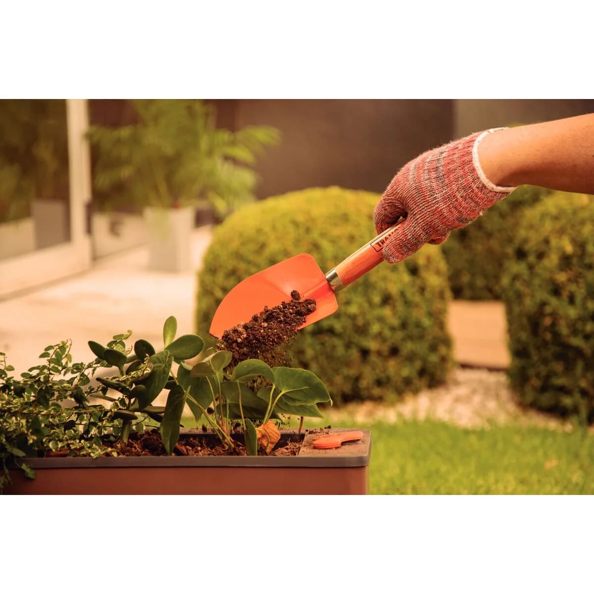 Pala De Metal Tramontina Jardineria Mango Madera 30 Cm — imagen 4 de 6