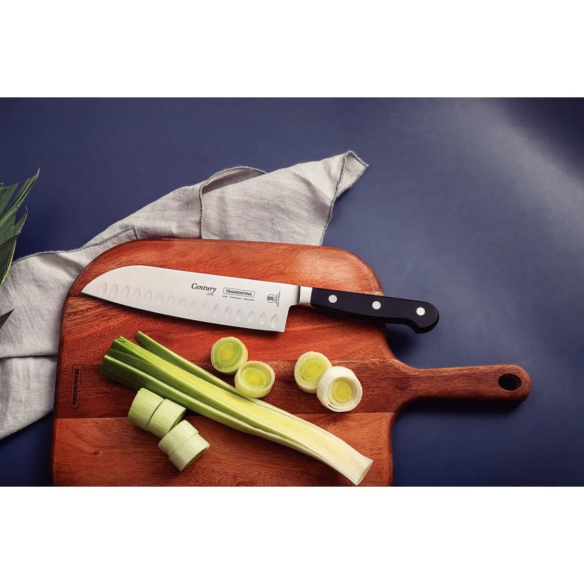 Cuchilla Santoku Tramontina Century Acero Inoxidable 7 PuLG — imagen 4 de 5